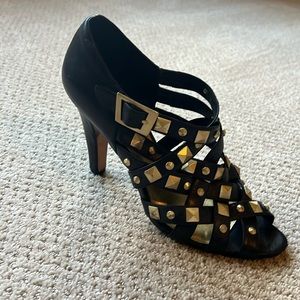 Saks fifth avenue - gold / black shoes size 9.5